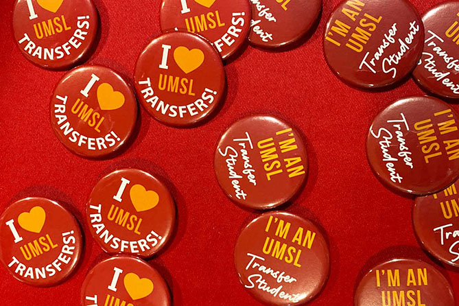 buttons that say "I love UMSL Transfers" laying on a table