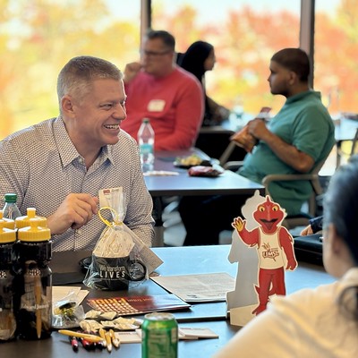 UMSL alum volunteers to speak to students at Dining with Tritons.