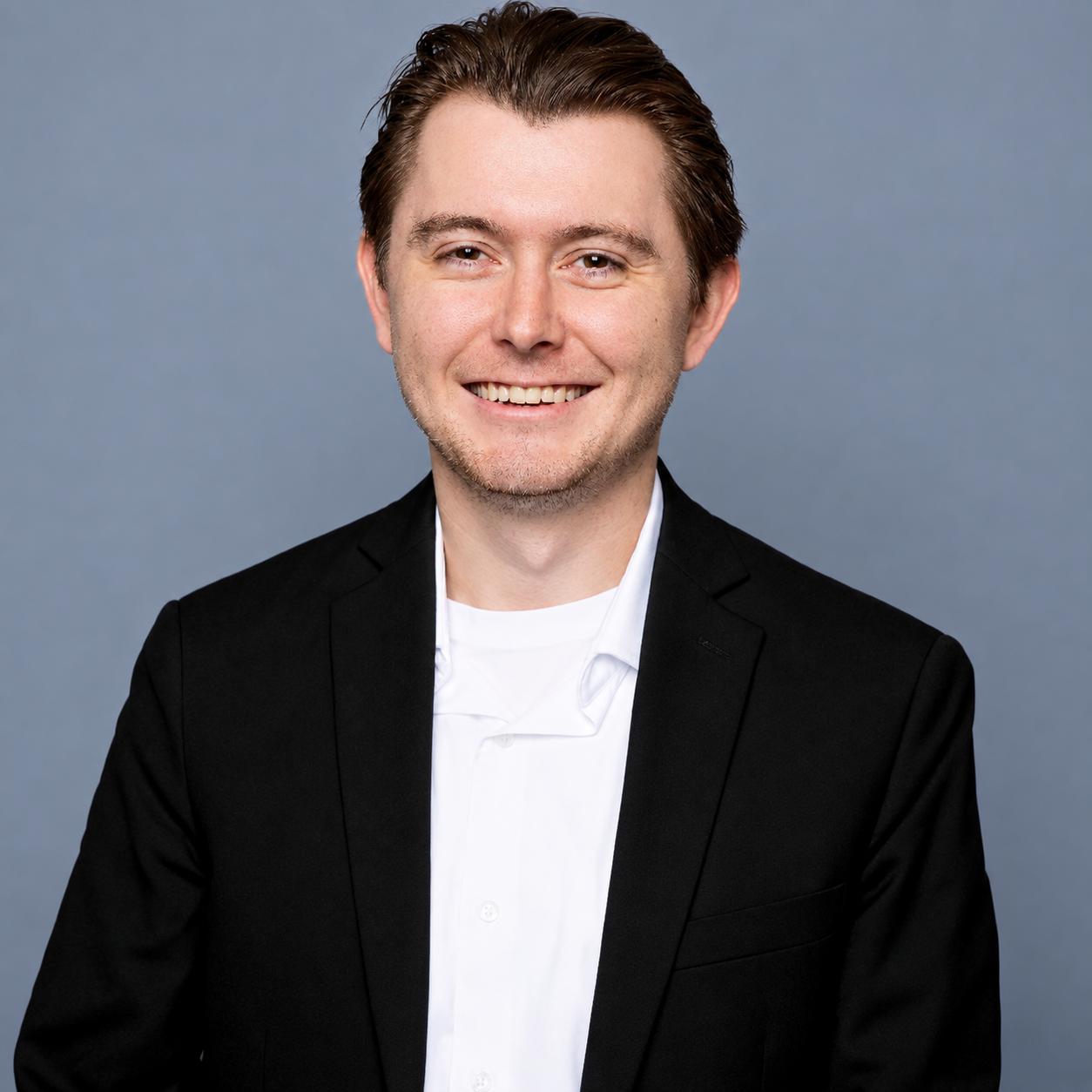 Headshot of Eli Horner in front of gray backdrop.