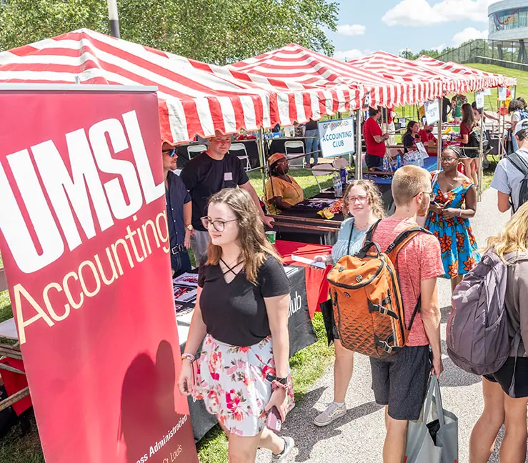 Students at the fall student involvement fair