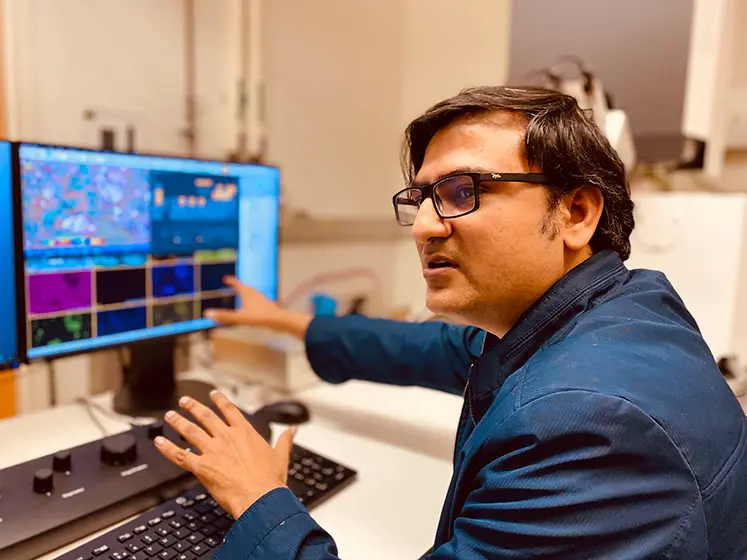 student at computer in science lab