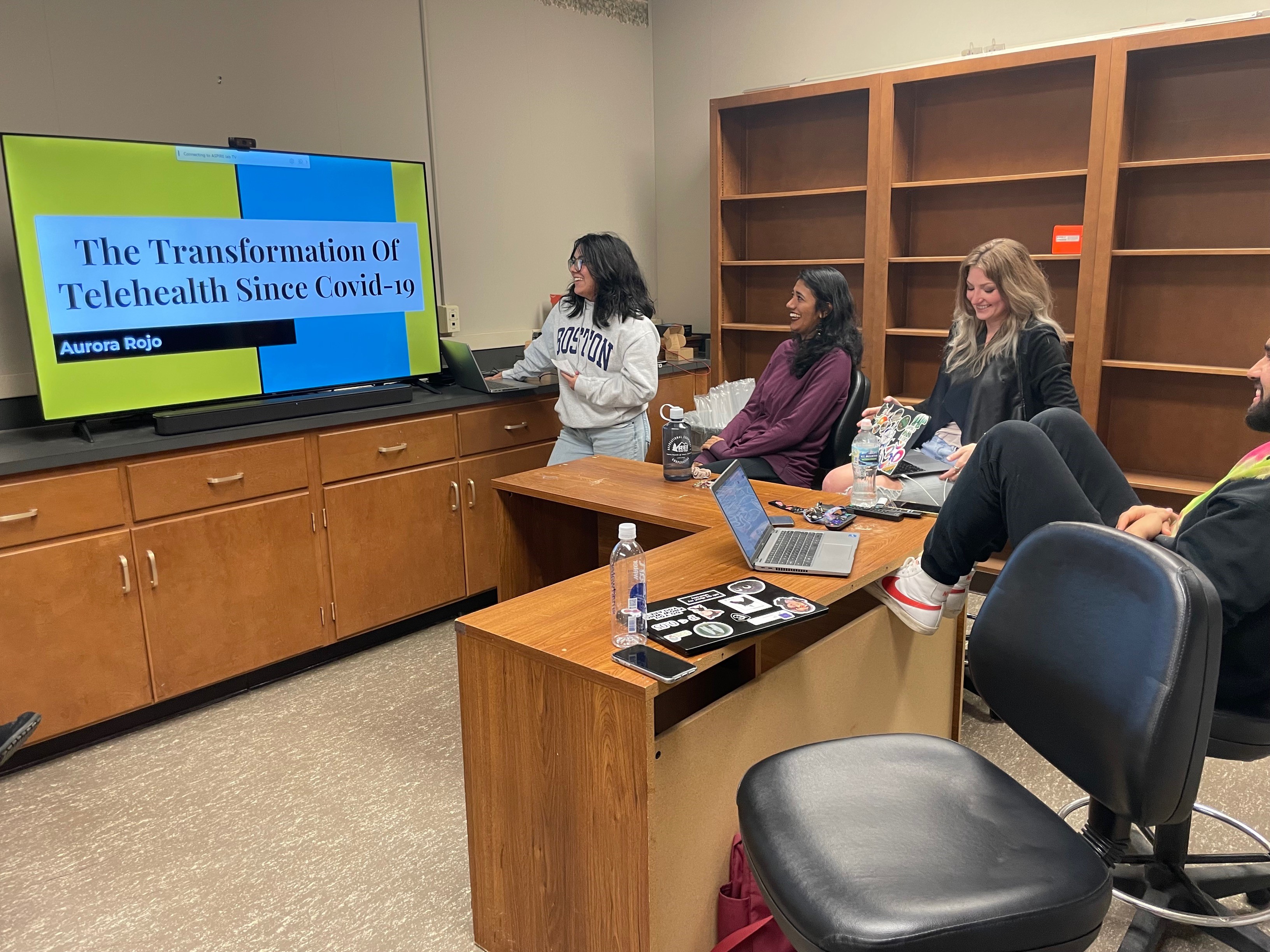 The ASPIRE Lab had its final meeting of the semester where some our lovely members presented their research proposals and used the new tech we have set up!