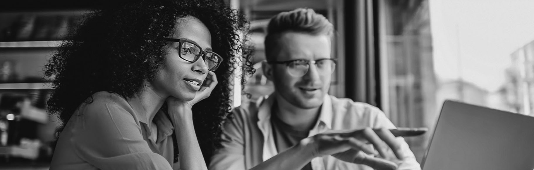umsl student looking at a computer